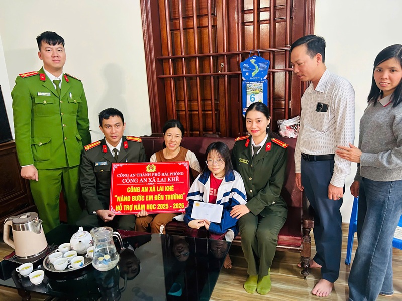 Công an xã Lai Khê đồng hành Chương trình “Nâng bước em tới trường”